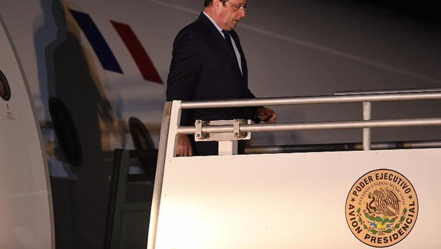 Le Président François Hollande à son arrivée à Mexico le 10 avril 2014 pour une visite d'Etat de deux jours