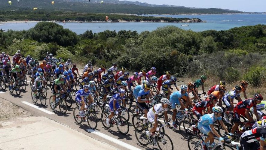 Le peloton des 198 coureurs du 100e Tour de France au début de la 1re étape le 29 juin 2013 près de Porto-Vecchio en Corse