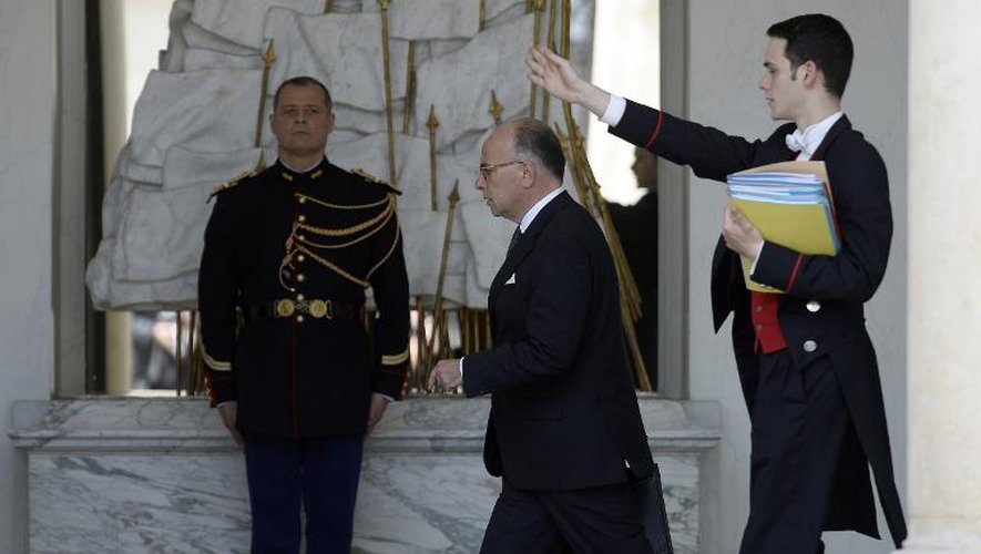 Le ministre de l'Intérieur Bernard Cazeneuve quitte le palais de l'Elysée le 17 juin 2015, après le conseil des ministres