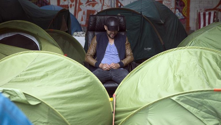 Un migrant installé au milieu d'un campement de tentes, près de la gare d'Austerlitz, à Paris, le 14 juin 2015