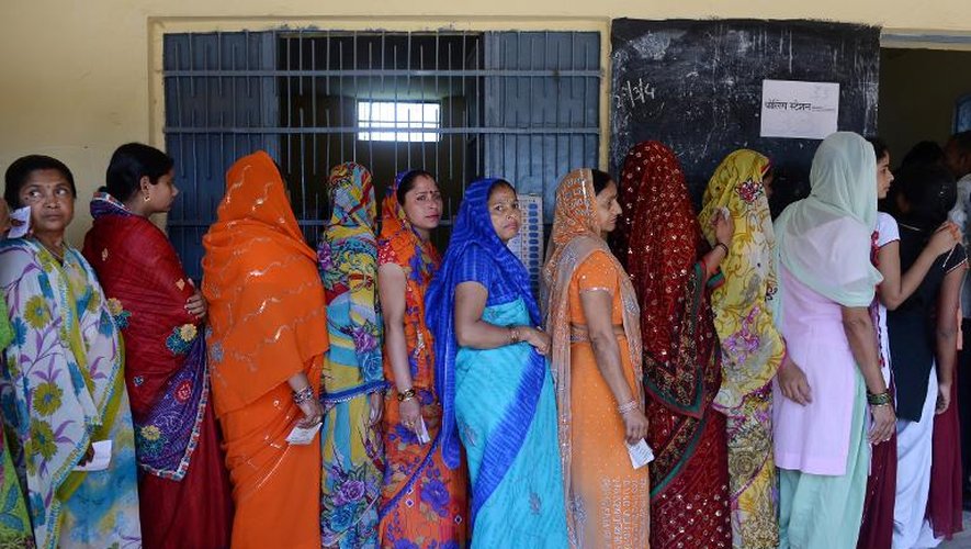 Des électrices indiennes attendent leur tour pour voter dans le village de Dabua, près de Faribadad, le 10 avril 2014, pour la troisième des neuf phases de vote prévues jusqu'au 12 mai pour renouveler le parlement indien