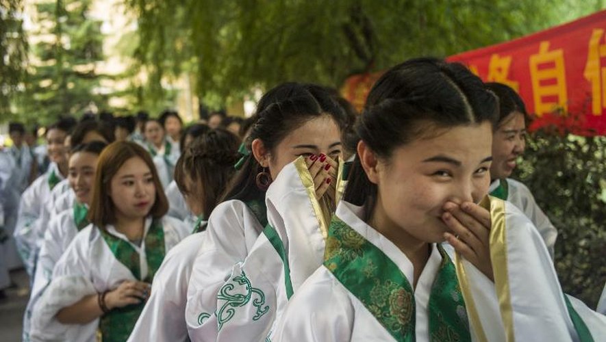 Des étudiantes attendent de recevoir leur diplôme, sur le campus de l'Académie des beaux-arts du Hebei à Xinle, en Chine, le 16 juin 2015