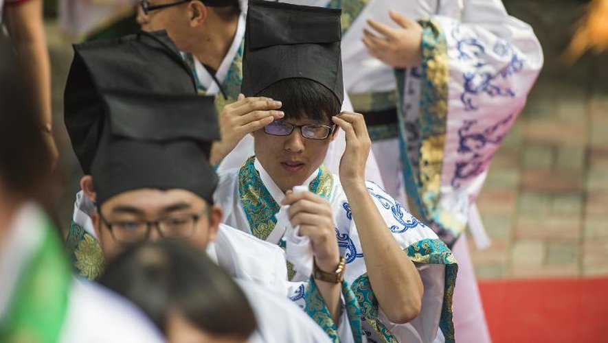 Des étudiants s'apprêtent à recevoir leur diplôme, lors d'une cérémonie dédiée au grand penseur Confucius à l'Académie des beaux arts du Hebei, à Xinle en Chine, le 16 juin 2015