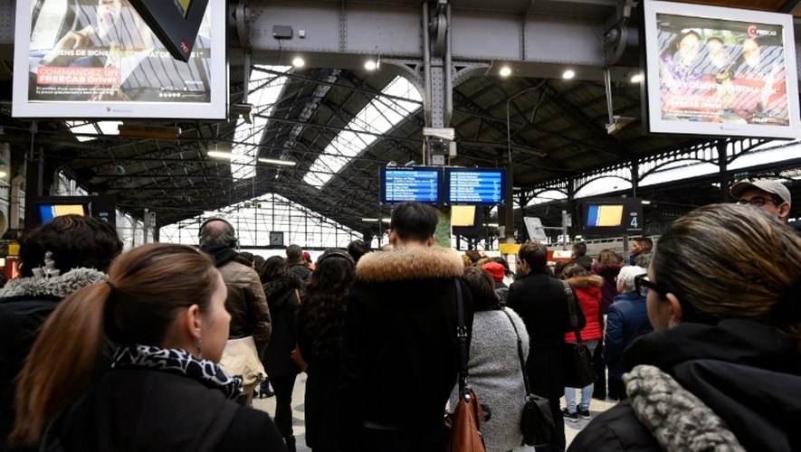 Des voyageurs gare Saint-Lazare à Paris, le 26 avril 2016 jour de grève dans les transports