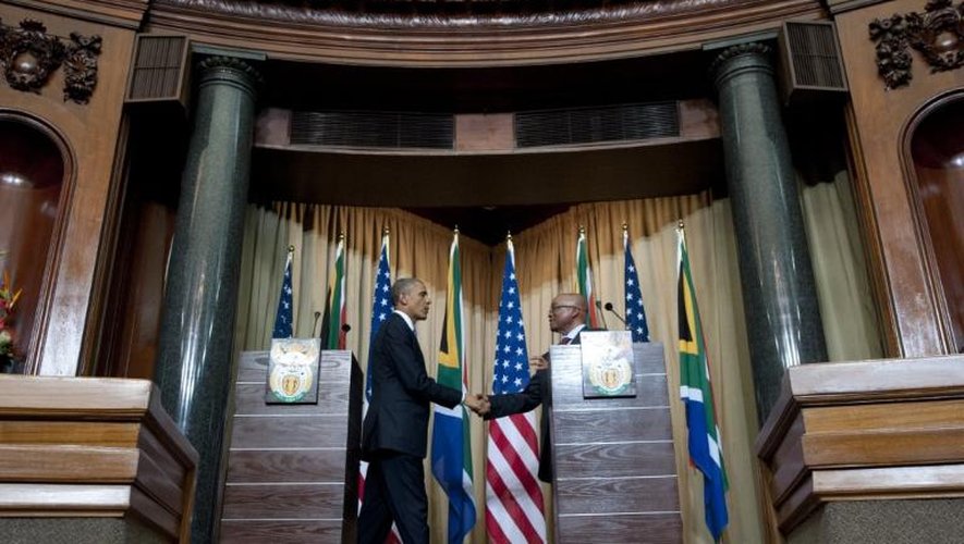 Le président sud-africain Jacob Zuma et le président américain Barack Obama se serrent la main après une conférence de presse commune, le 29 juin 2013 à Pretoria