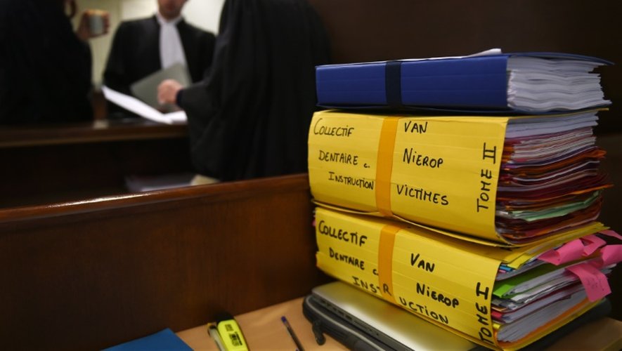 Les pièces du dossier du procès du Néerlandais Mark Van Nierop, surnommé le "dentiste de l'horreur" empilées le 8 mars 2016 au tribunal de Nevers