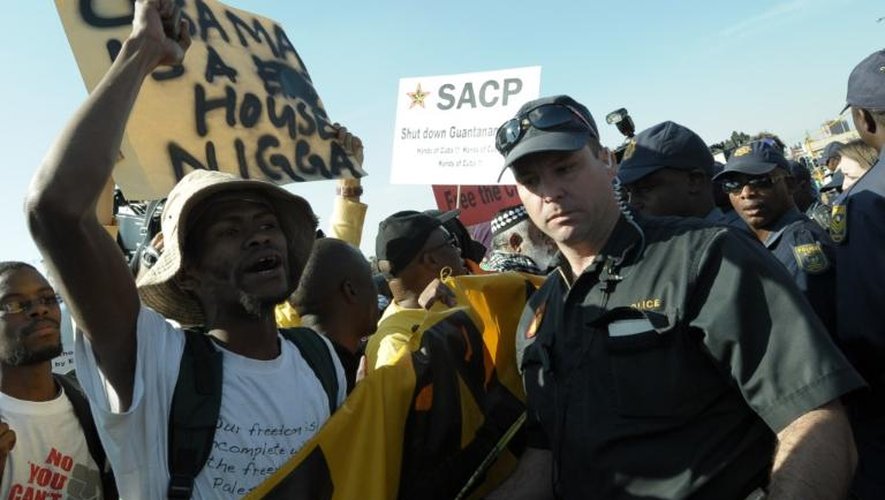 Des policiers écartent des manifestants anti-Obama à Soweto, en Afrique du Sud, le 29 juin 2013