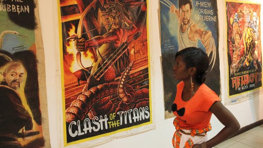 Une femme regarde l'une des affiches de films américains réalisées à la main par des artistes ghanéens, exposées en mars 2014 à Accra