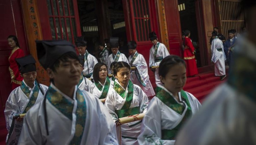 Cérémonie de remise des diplômes, devant le temple dédié au sage Confucius de l'Académie des beaux-arts du Hebei, à Xinle, le 16 juin 2015