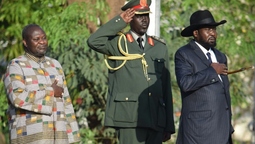 L'ancien chef de la rebellion et désormais vice-président sud-soudanais, Riek Machar (g) et le président Salva Kiir (d) à Juba le 26 avril 2016