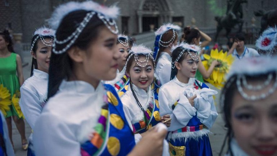 Des élèves en tenue traditionnelle participent à une fête, après la cérémonie de remise des diplômes de l'Académie des beaux-arts du Hebei, à Xinle le 16 juin 2015