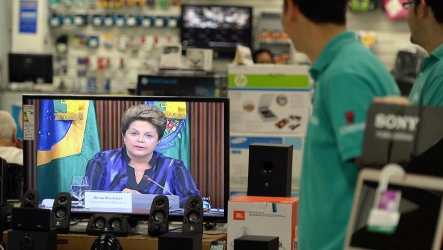 Des vendeurs regardent Dilma Roussef, la présidente brésilienne, à la télévision à Rio de Janeiro, le 24 juin 2013