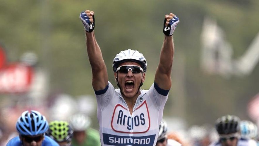 L'Allemand Marce Kittel lève les bras sur la ligne d'arrivée à Bastia après avoir remporté la 1ère étape du 100ème Tour de France
