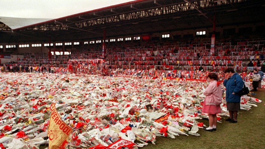 Des centaines de bouquets de fleurs en hommage aux victimes de la catastrophe d'Hillsborough, dans le stade d'Anfield à Liverpool, le 20 avril 1989