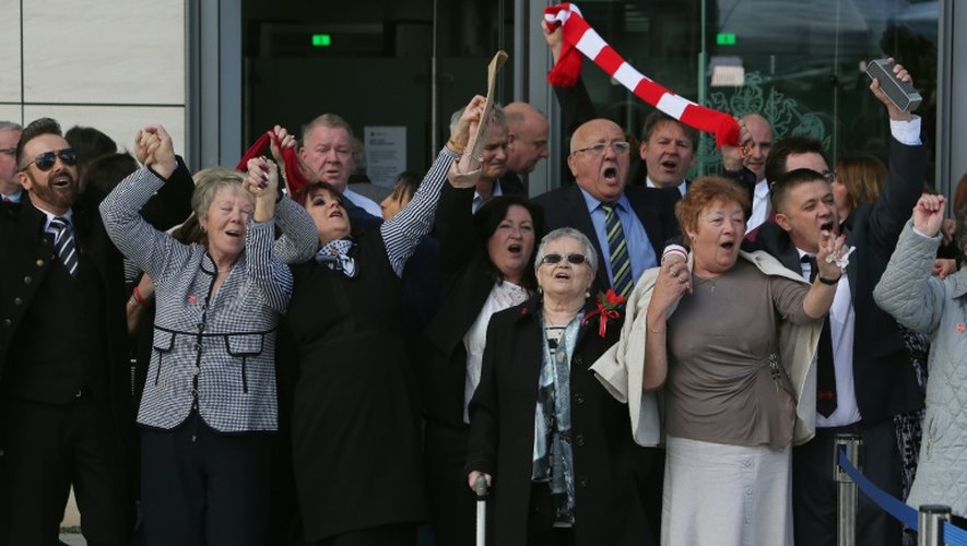 Les familles de victimes du drame de Hillsborough après l'annonce des conclusions de l'enquête, le 26 avril 2016 à Warrington