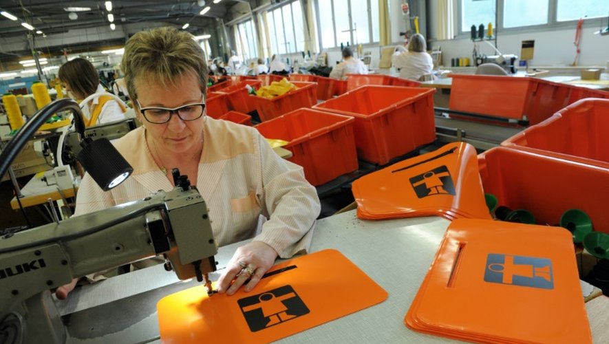 Une femme travaille dans l'usine Guy Cotten à Concarneau, dans l'ouest de la France, le 21 avril 2016
