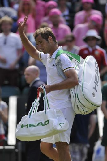 Le Français Richard Gasquet salue le public de Wimbledon le 29 juin 2013 après sa défaite contre l'Australien Bernard Tomic au 3e tour du tournoi du Grand Chelem