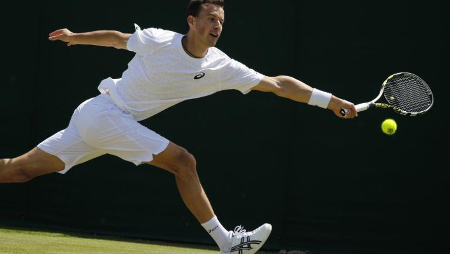 Le Français Kenny De Schepper contre Juan Monaco au 3e tour de Wimbledon le 29 juin 2013 à Londres