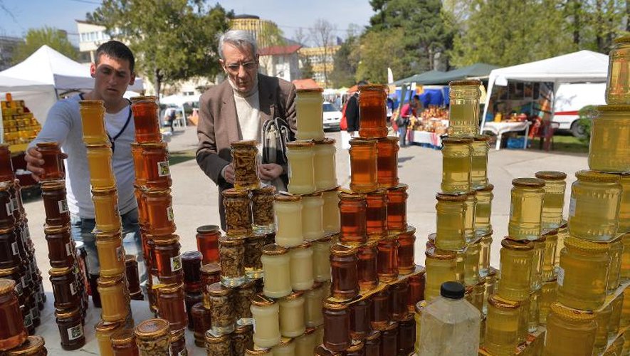 Une foire au miel à Bucarest le 4 avril 2014
