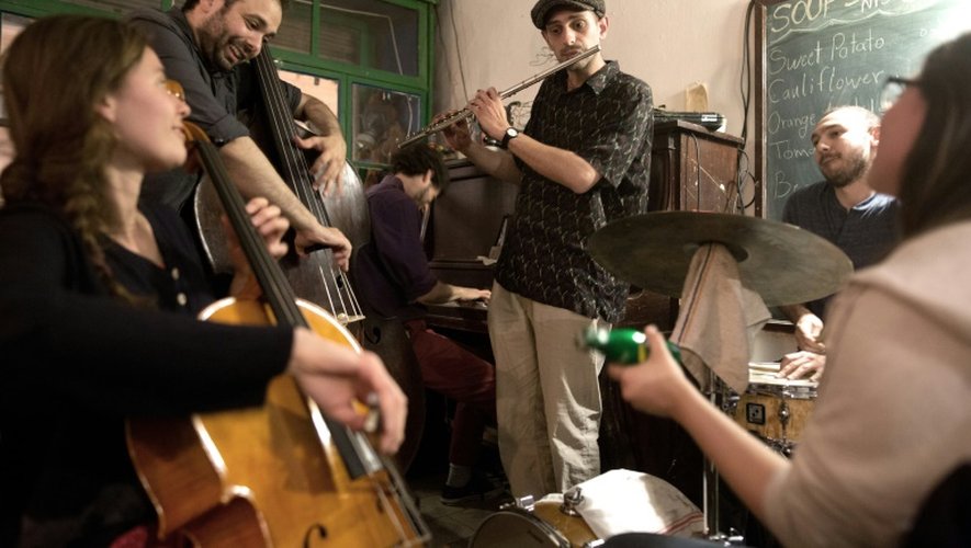 Des musiciens étrangers jouent avec le trio Ehud Ettun (à la basse, au piano et à la batterie), lors d'un concert de jazz à Jérusalem le 12 avril 2016