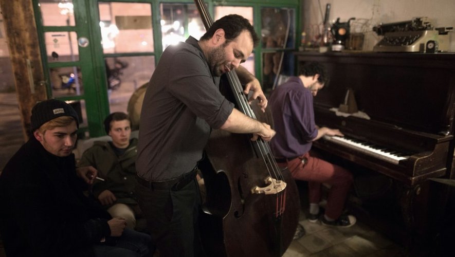 Des musiciens membres du trio "Ehud Ettun", Daniel Schwarzwald au piano, et Ehud Ettun à la basse, jouent pendant un concert de jazz à Jérusalem, le 12 avril 2016