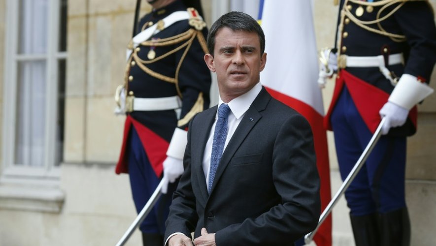 Le Premier ministre Manuel Valls, sur le perron de l'hôtel Matignon à Paris, le 22 avril 2016