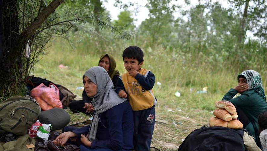 Une famille de migrants afghans se sont réfugiés dans une usine désaffectée dans le nord de la Serbie, en attendant de passer en Hongrie, le 16 juin 2015