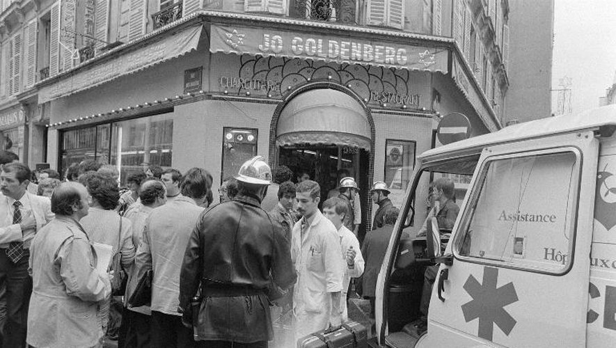 Les secours au travail rue des Rosiers, à Paris, après une attaque contre le restaurant Jo Goldenberg, le 9 août 1982