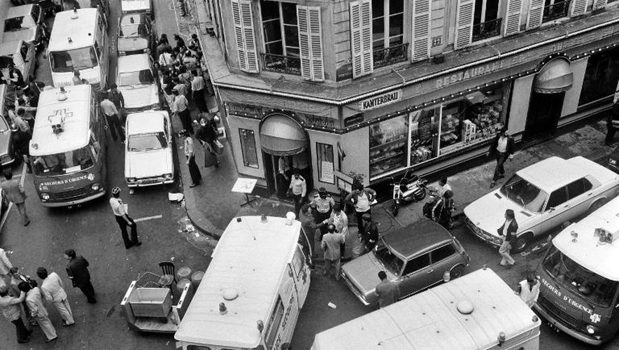 Les secours autour du restaurant de la rue des Rosiers frappé par un attentat, le 9 mai 1982