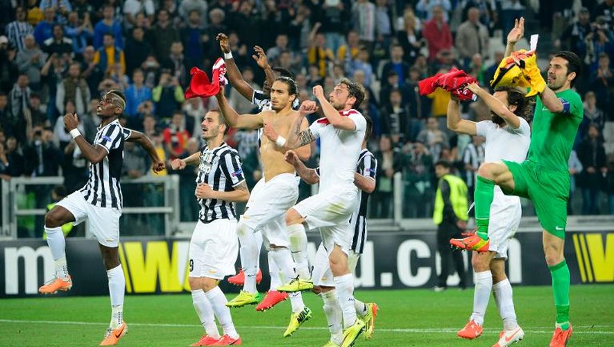 Les joueurs de la Juventus Turin célèbrent leur victoire contre Lyon en quart de finale retour de l'Europa League, le 10 avril 2014 à Turin