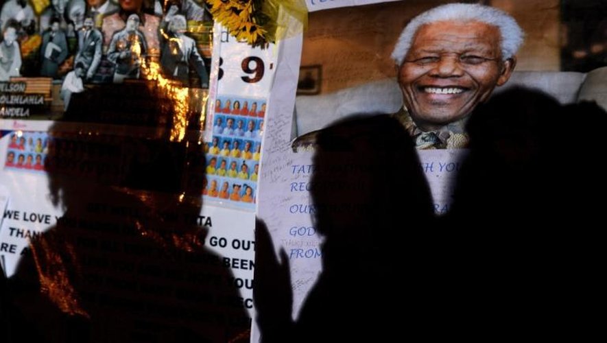 Une photo de Nelson Mandela exposée devant l'hôpital où il est soigné, à Pretoria, le 29 juin 2013