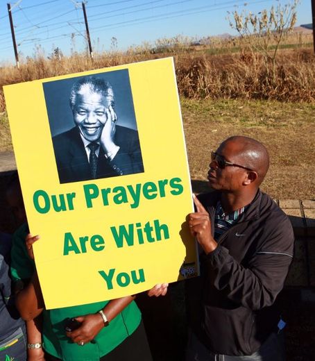 Un homme porte une pancarte avec la photo de Nelson Mandela, le 29 juin 2013 près de Durban