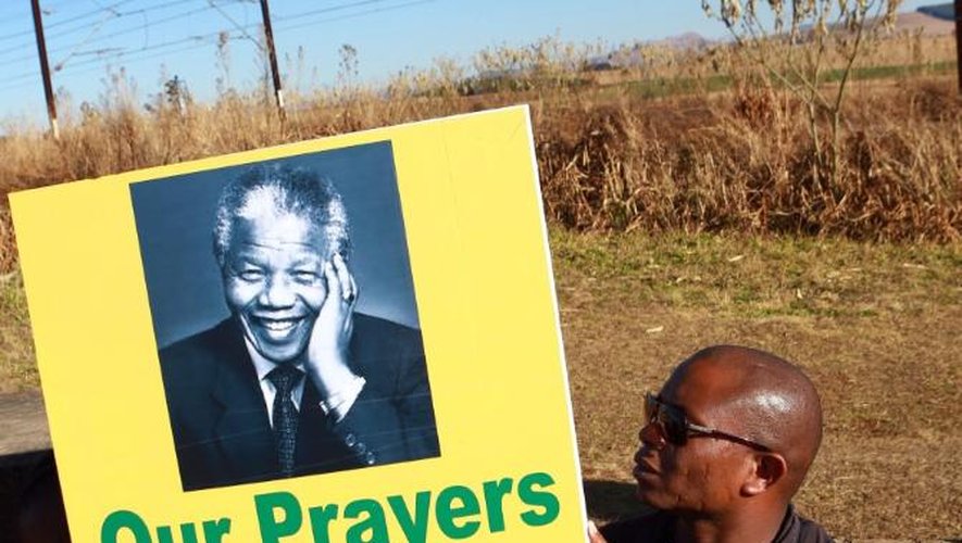 Un homme porte une pancarte avec la photo de Nelson Mandela, le 29 juin 2013 près de Durban