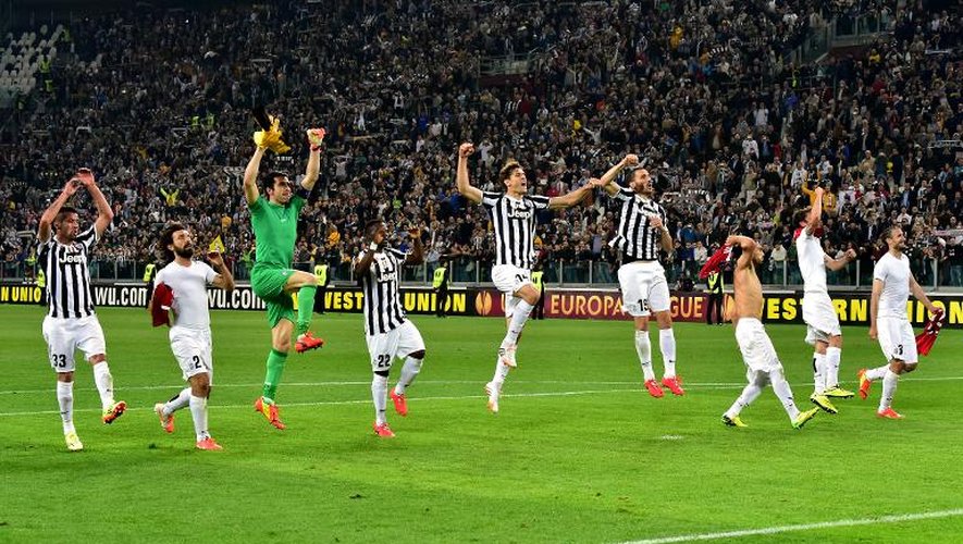Les joueurs de la Juventus Turin célèbrent leur victoire en quart de finale retour de l'Europa League contre Lyon, le 10 avril 2014 à Turin