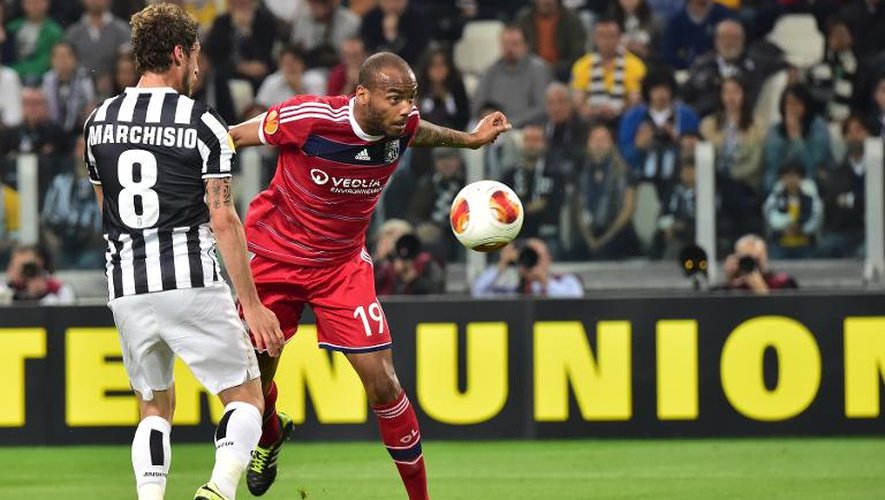 L'attaquant lyonnais Jimmy Briand marque un but contre la Juventus Turin en quart de finale retour de l'Europa League, le 10 avril 2014 à Turin