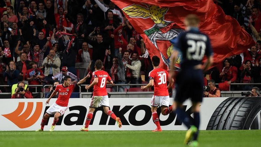 L'attaquant du Benfica Lisbonne, Rodrigo Machado (G) célèbre son but marqué contre Alkmaar en quart de finale retour de l'Europa League, le 10 avril 2014 à Lisbonne