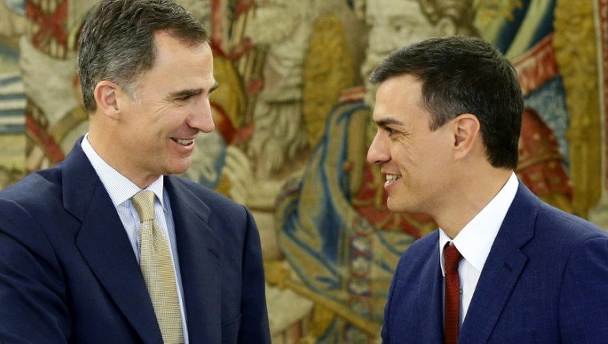 Le roi d'Espagne Felipe VI et le chef du parti socialiste espagnol Pedro Sanchez, à Madrid le 26 avril 2016