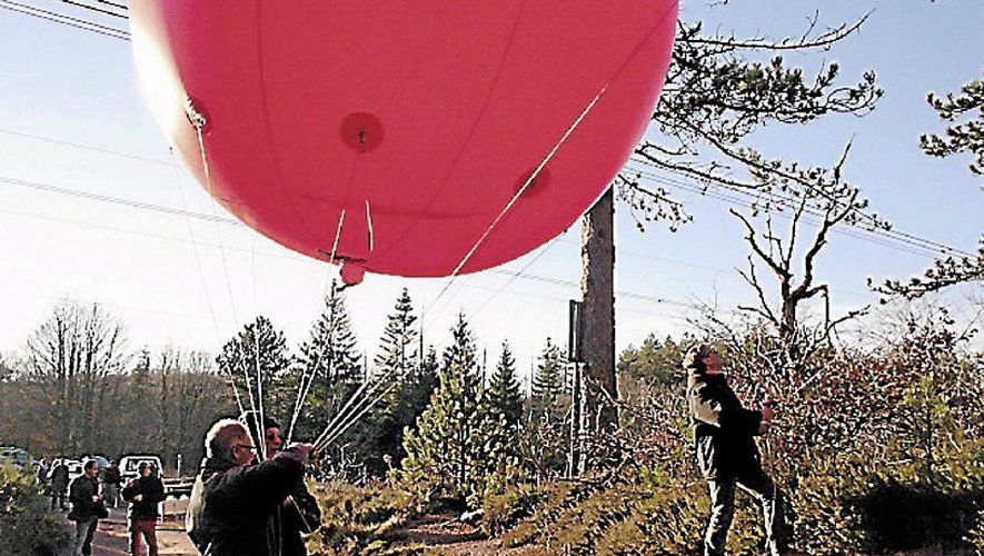 Samedi 5 décembre, les opposants au projet éolien avaient réalisé un test visuel grandeur nature en lâchant un ballon rouge gonflé 
à l’hélium à 150m de hauteur.