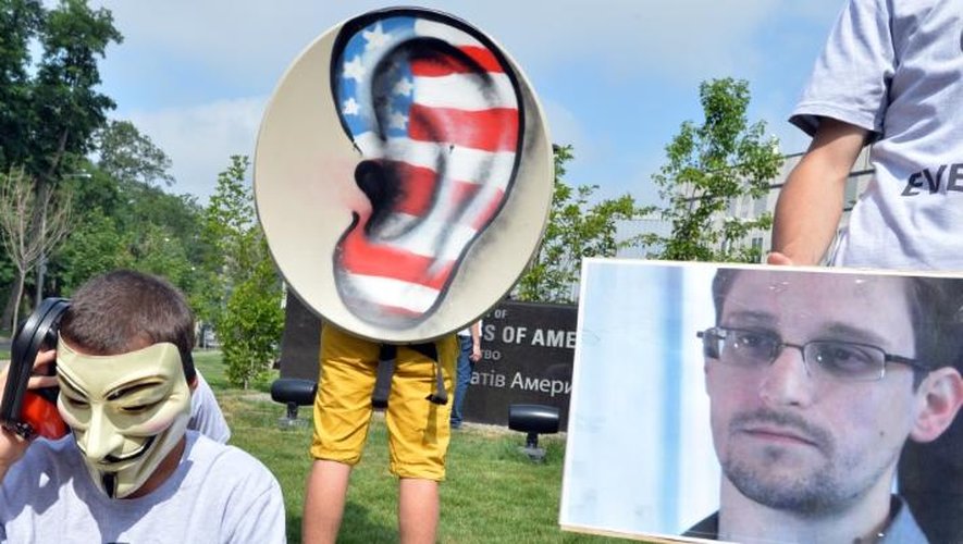 Des soutiens de Snowden, le 27 juin 2013 devant l'ambassade américaine à Kiev