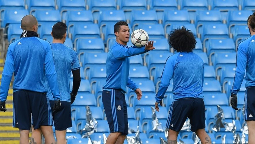 Cristiano Ronaldo à l'entraînement avec ses coéquipiers du Real Madrid à l'Etihad Stadium, le 25 avril 2016