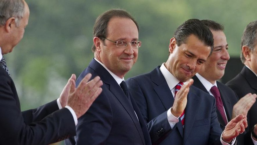 Le président Francois Hollande applaudi par son homologue mexicain Pena Nieto le 10 avril 2014 à Mexico
