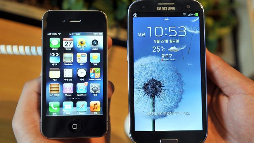 Un iPhone 4S (g) à côté d'un Galaxy S3, les deux modèles phares d'Apple et Samsung, en 2012