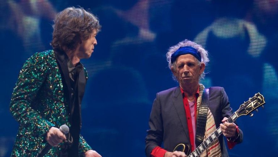 Mick Jagger (g) et Keith Richards des Rolling Stones, le 29 juin 2013 au Festival de Glastonbury au Royaume-Uni