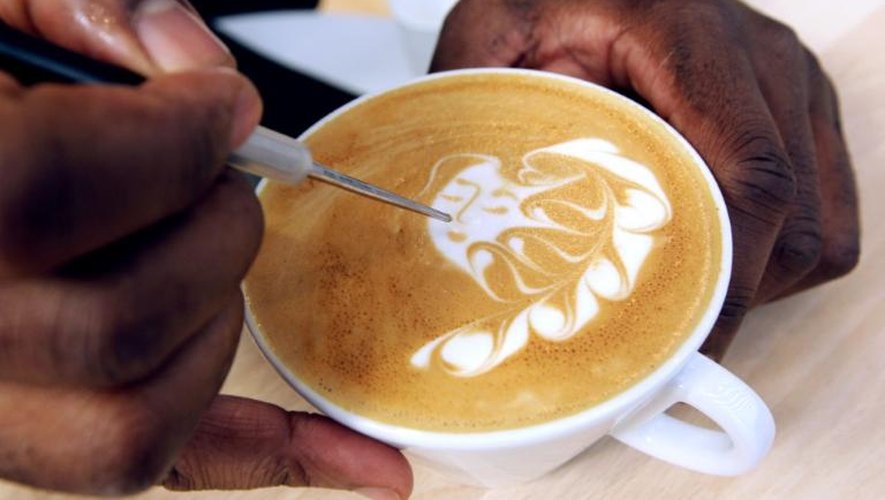 Le numéro un français du "latte art", Joseph Dupuy, réalise une de sescréations le 27 juin 2013 à Nice
