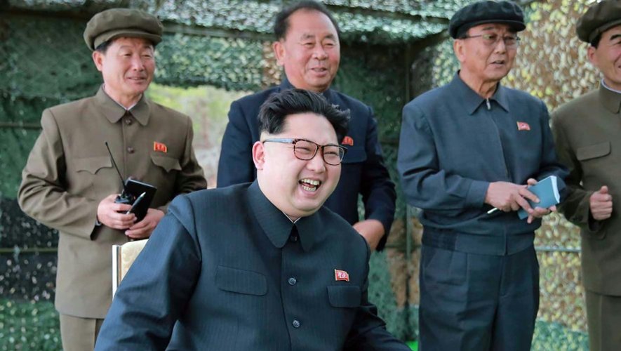 Photo fournie par les autorités officielles nord-coréennes du leader de Corée du Nord Kim Jong-Un lors d'une inspection d'un test balistique sous-marin, le 23 avril 2016