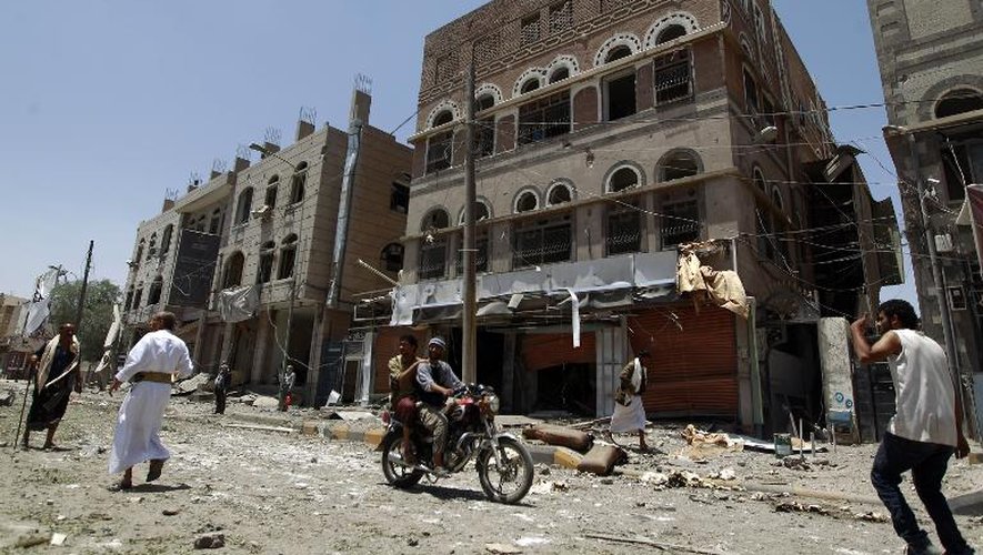 Des yéménites dans les rues de Sanaa, le 8 juin 2015