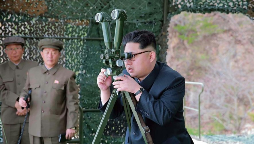 Photo fournie par les autorités officielles de Corée du Nord du leader nord-coréen Kim Jong-Un surveillant un nouveau test balistique sous-marin, le 23 avril 2016 dans un endroit non spécifié