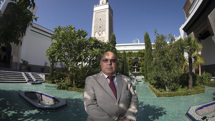 Le président sortant du CFCM, Dalil Boubakeur, pose dans la la Grande mosquée de Paris dont il est le recteur, le 17 juin 2015