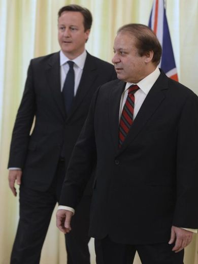 Le Premier ministre britannique David Cameron (g) et son homologue pakistanais Nawaz Sharif, le 30 juin 2013 à Islamadab