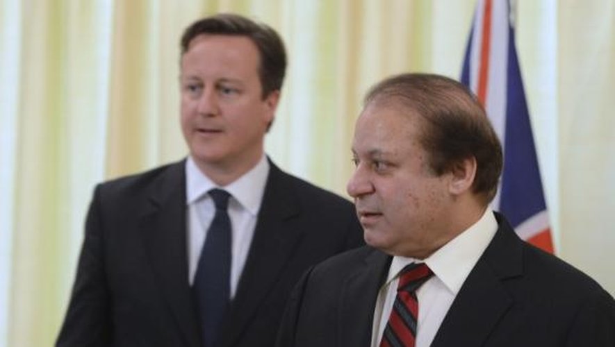 Le Premier ministre britannique David Cameron (g) et son homologue pakistanais Nawaz Sharif, le 30 juin 2013 à Islamadab